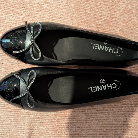 CHANEL Black Flats with Elegant Gray Bow - Picture 2 of 8